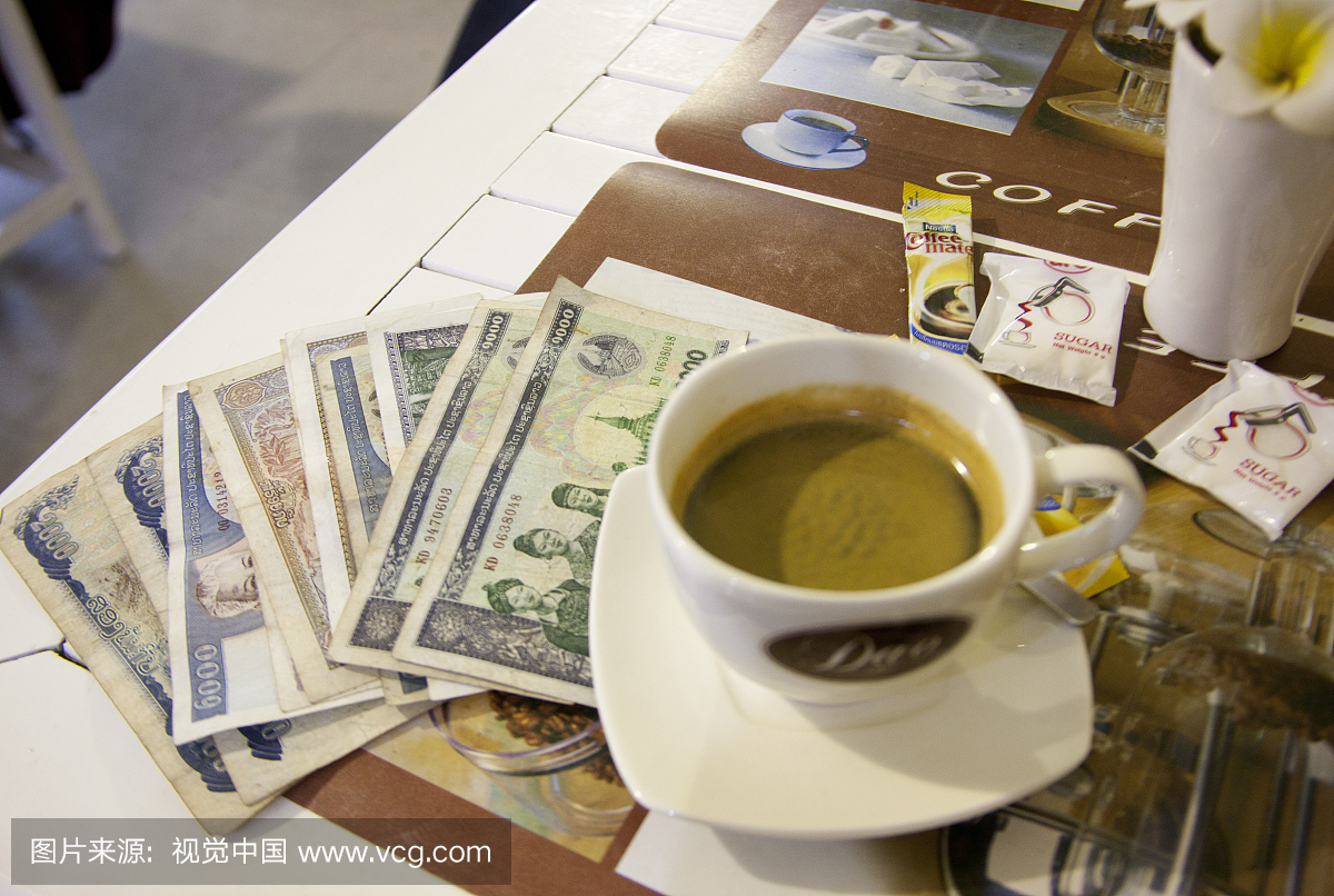 机场的咖啡不好,老挝货币也要付钱。