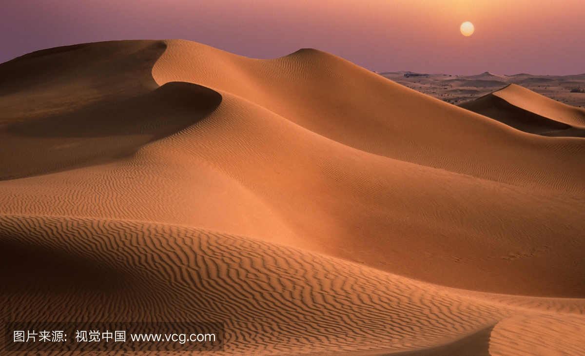 在迪拜沙丘夕阳的全景