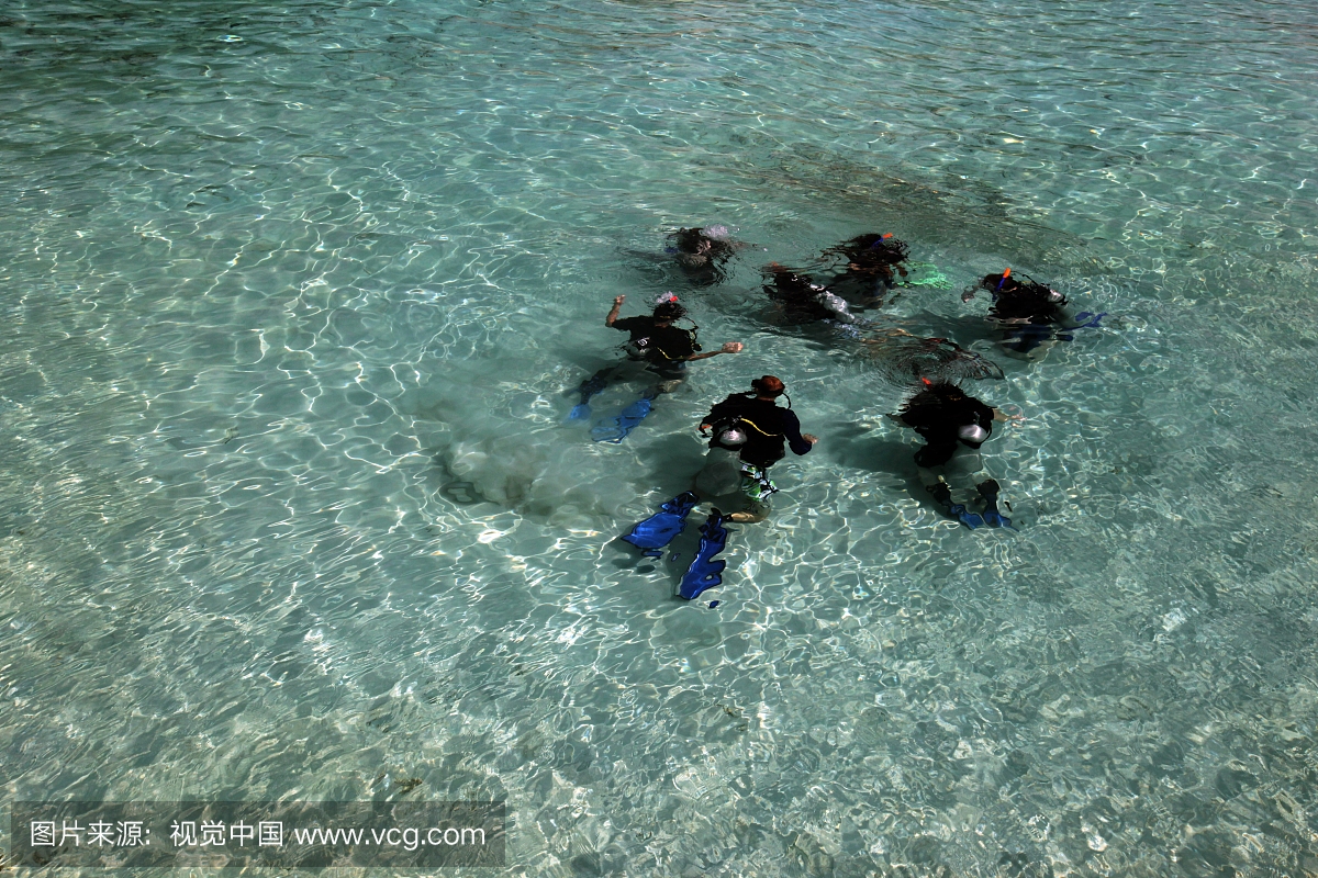 水上潜水员在海上游泳的高角度视图
