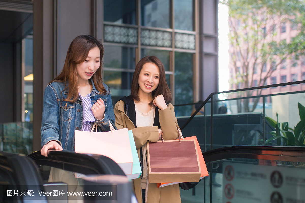 年轻的日本女性在城市一起购物
