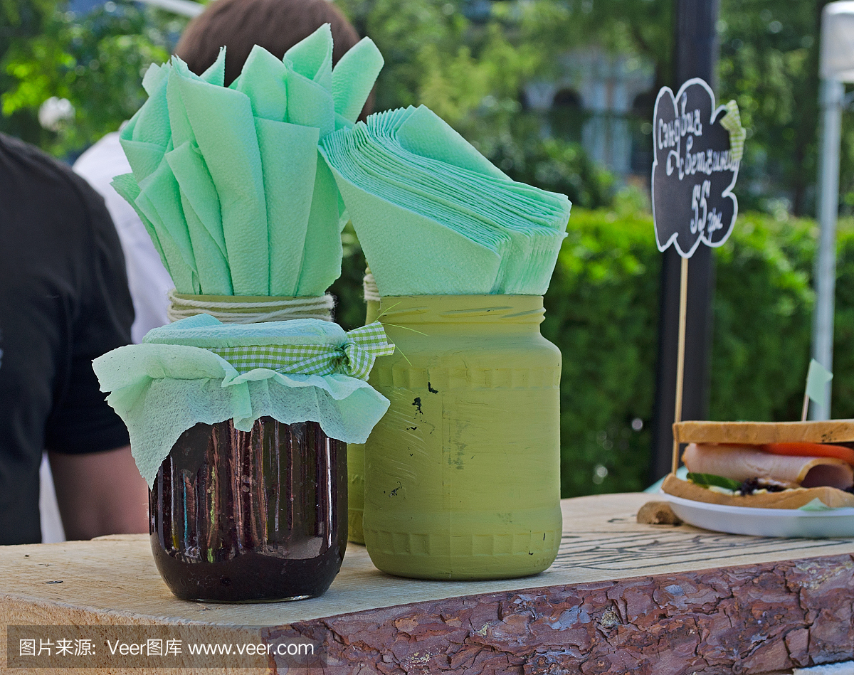 派对准备餐巾餐巾在桌子上
