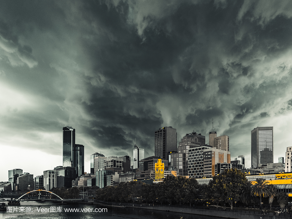 严重的夏季风暴威胁墨尔本市,弗林德斯街站