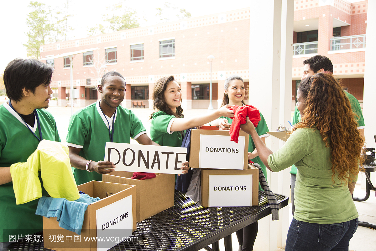集体大学生志愿者收集服装捐款。慈善机构。
