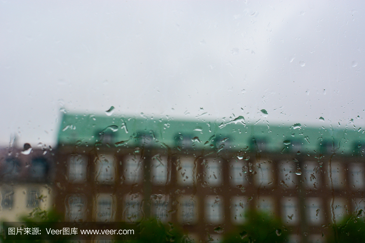 与雨滴在窗口后面的老建筑