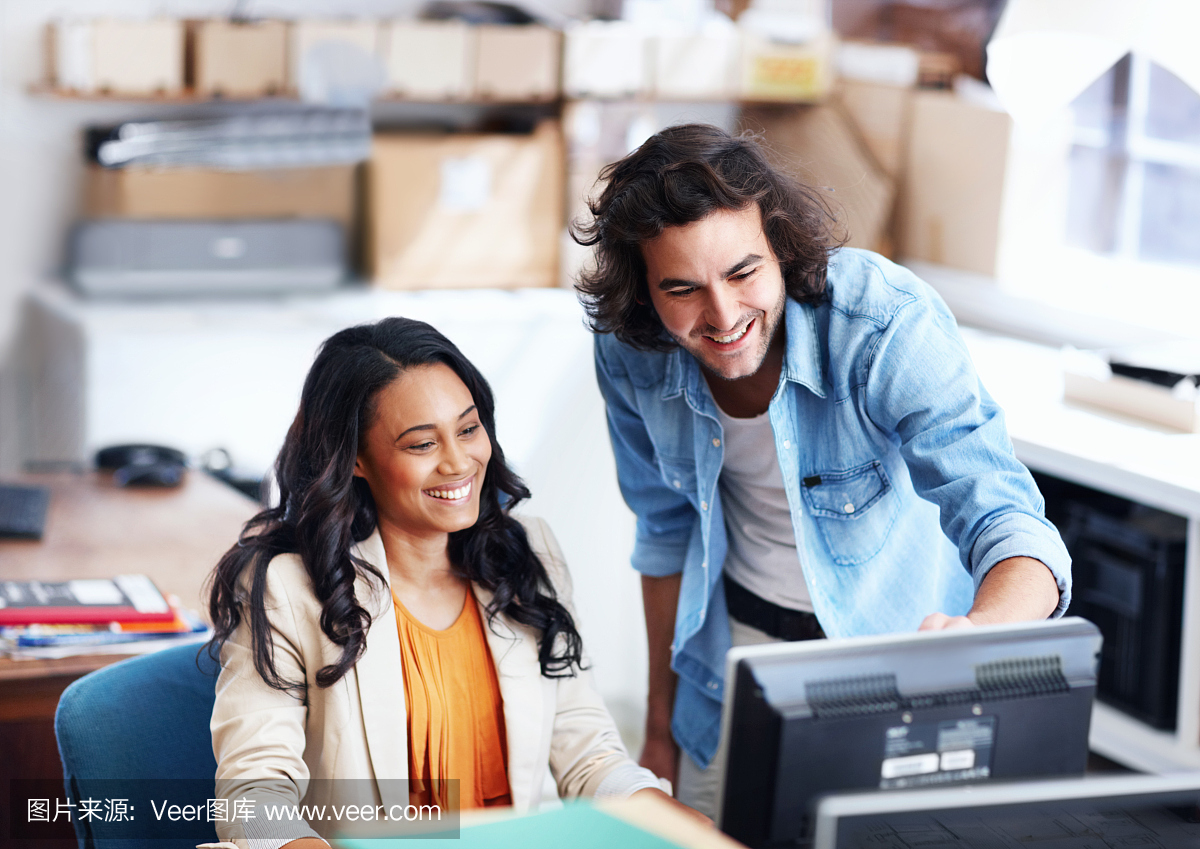 在办公室友善的团队合作