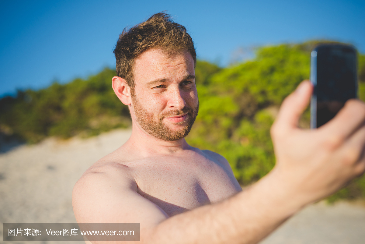 帅哥红头发有胡子的男人采取自我