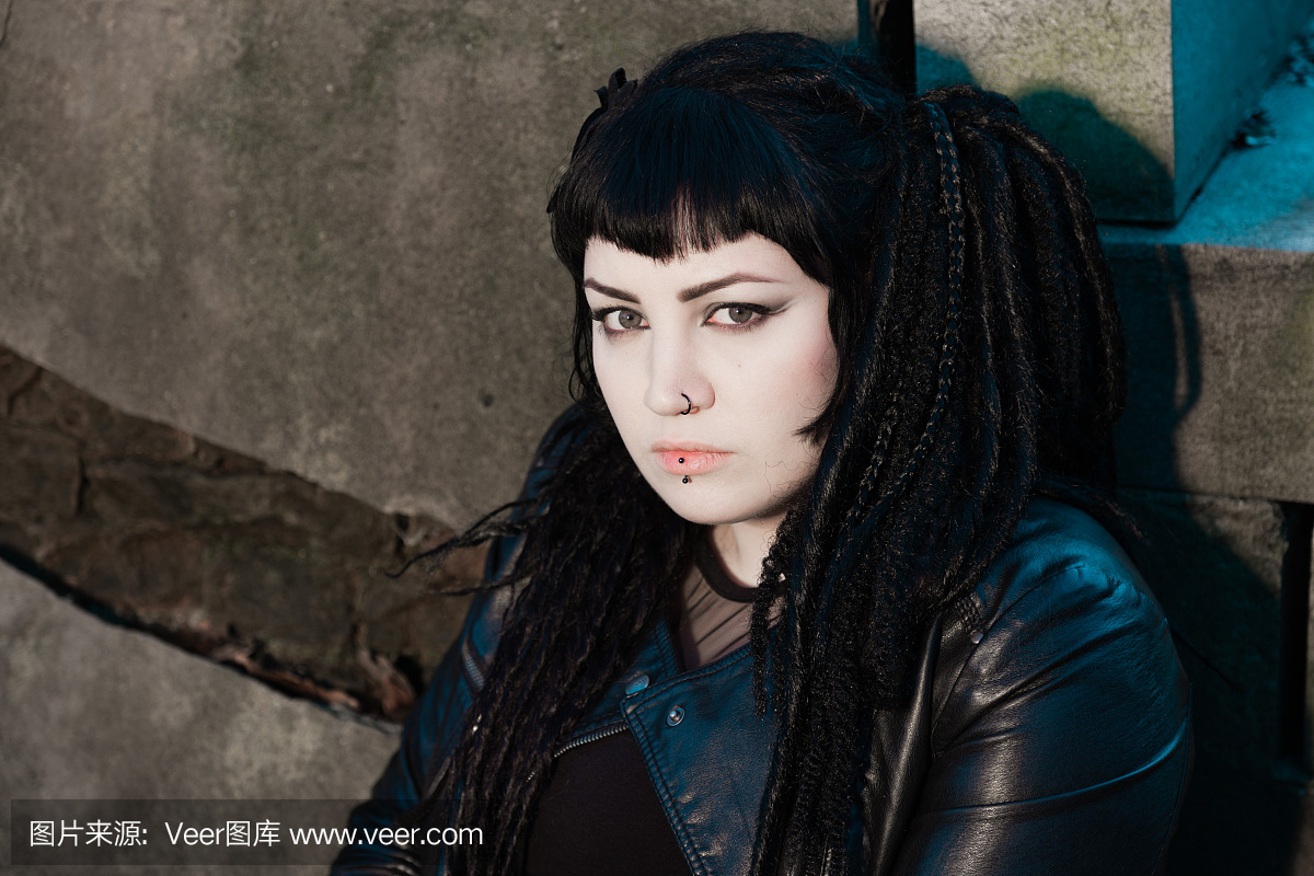 在公墓的哥特式女孩。