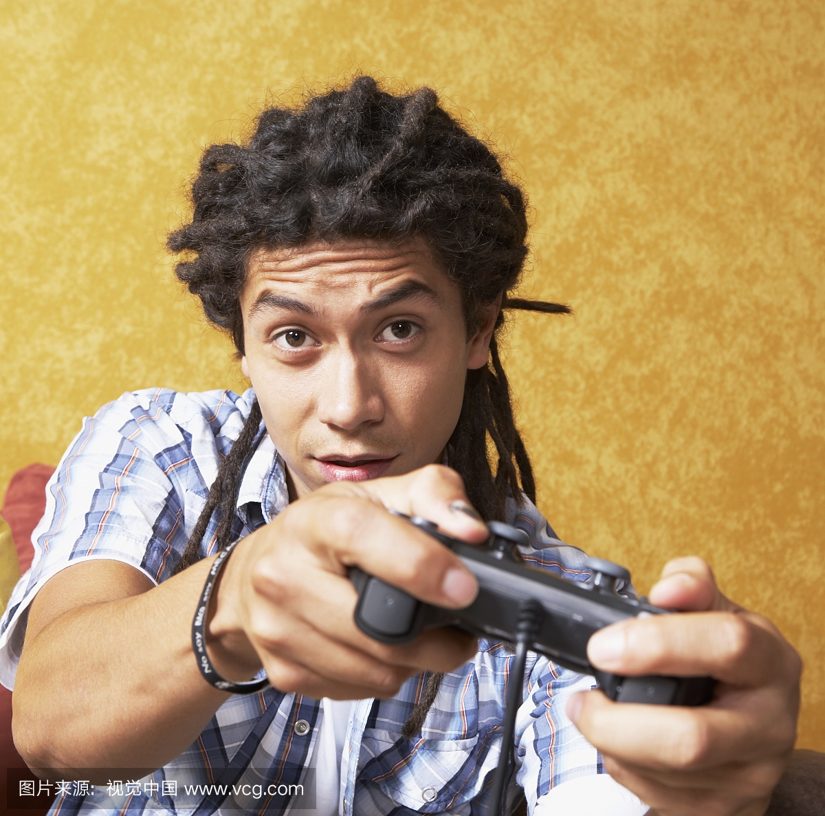 关闭玩电子游戏的年轻人