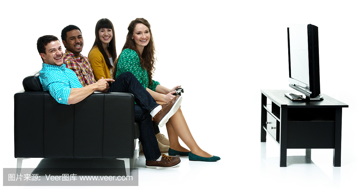 快乐的四个人看着相机玩视频游戏