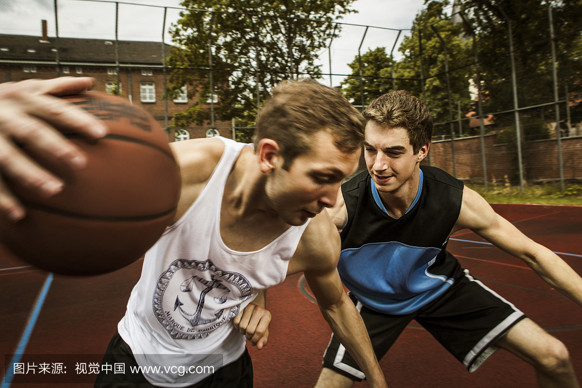 两个年轻的篮球运动员在决斗