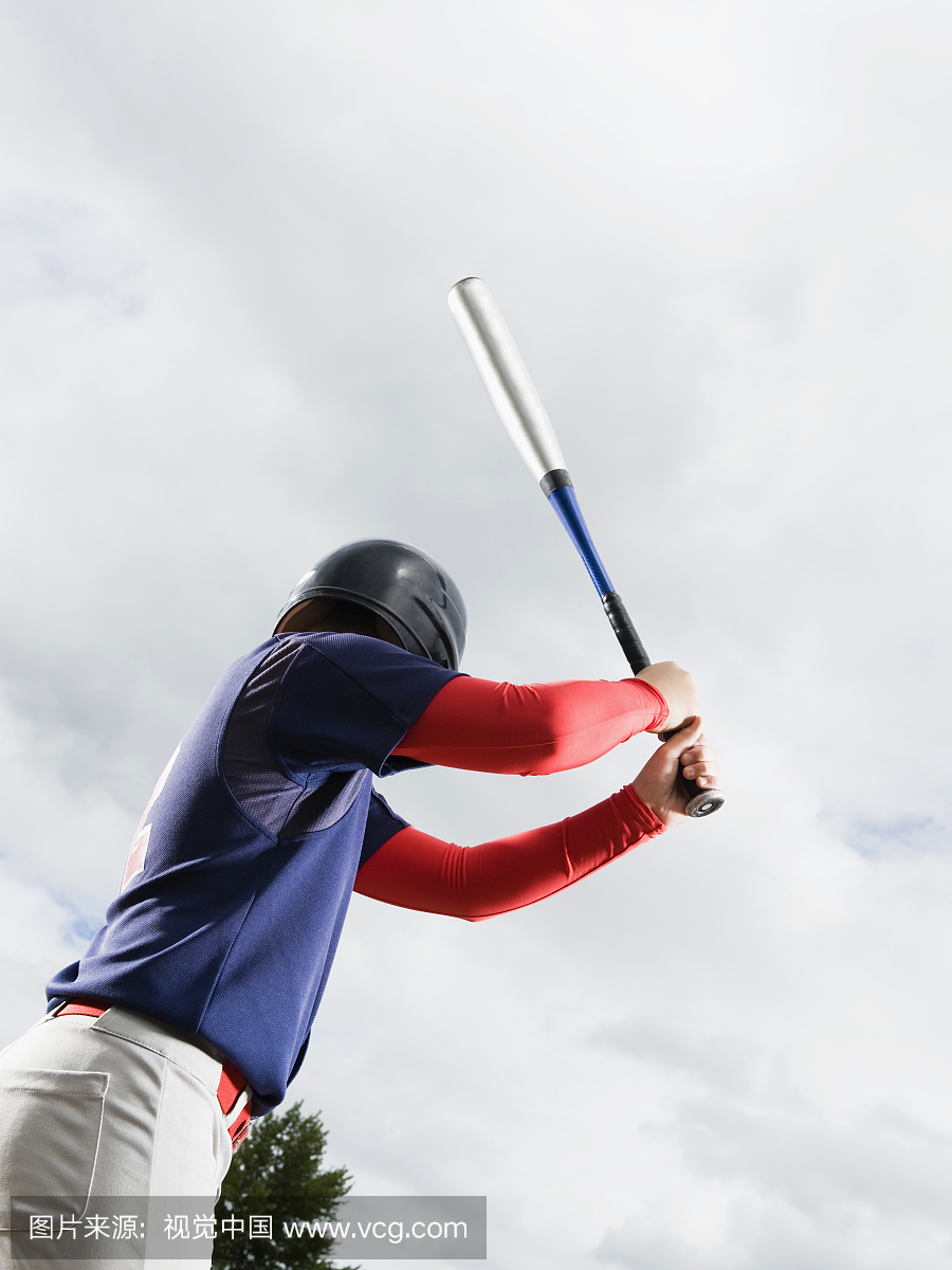 棒球运动员阅读摇摆蝙蝠