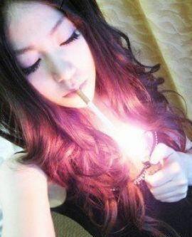 非主流女生伤感抽烟