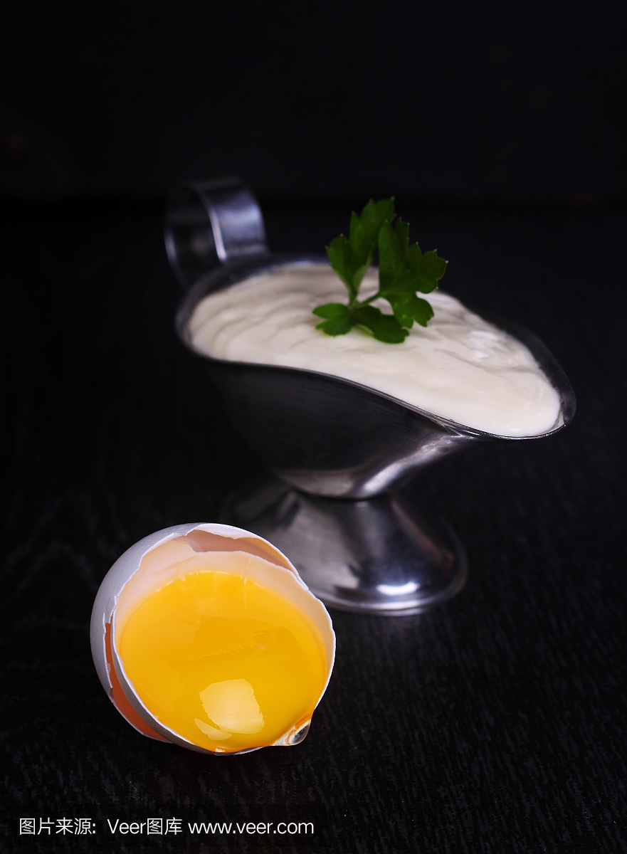 生鸡蛋在黑色背景上切成两半