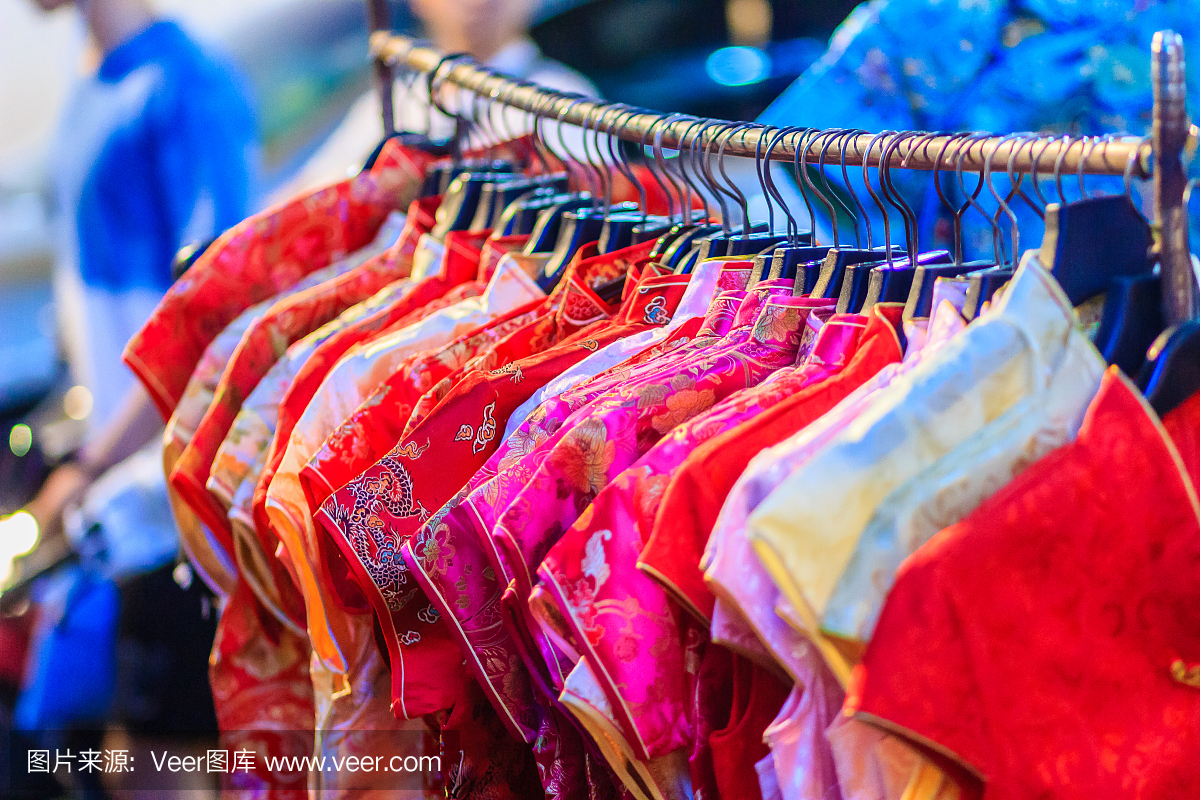 美丽的旗袍(旗袍连衣裙或中国服饰)为妇女在夜