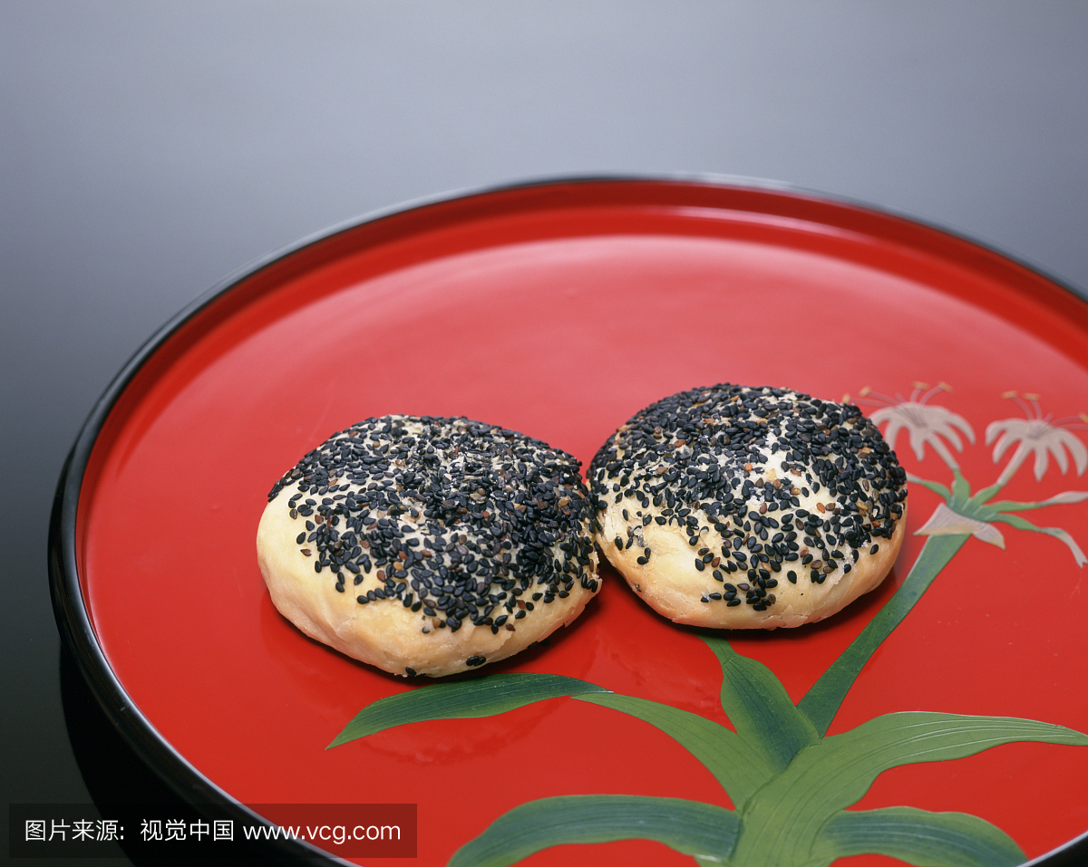 Dumplings seasoned with black sesame seeds