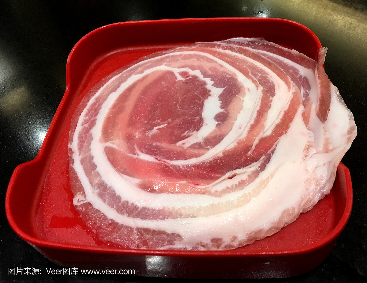 切成薄片切成火锅的生猪肉。