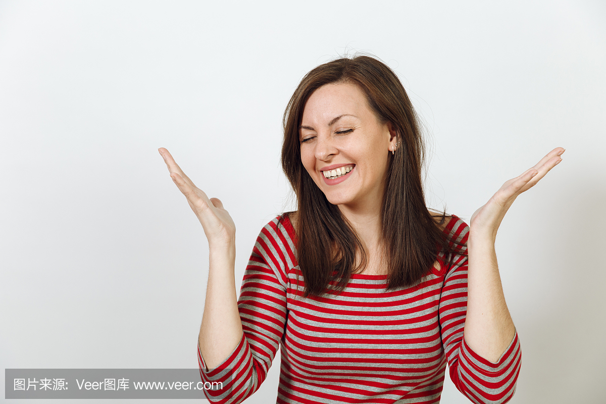 华丽的欧洲年轻快乐棕发女人与健康清洁皮肤和