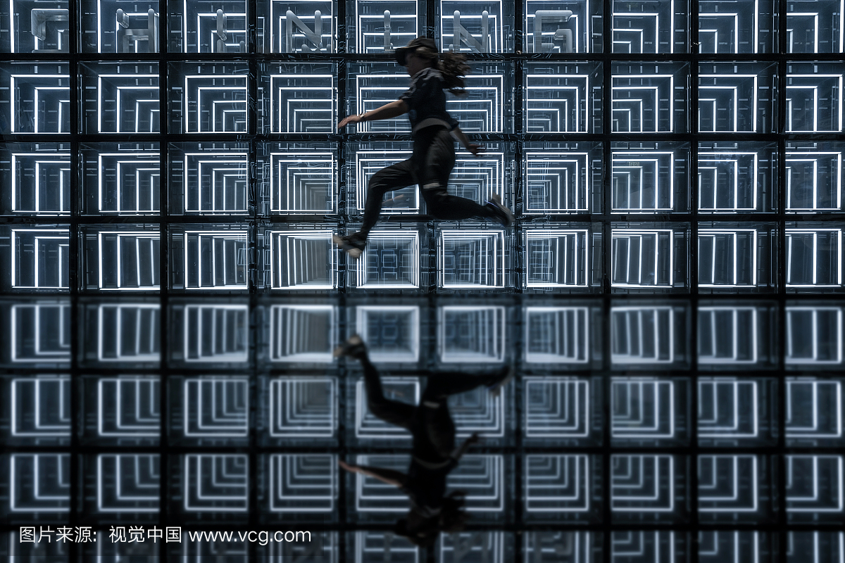 人,两个人,一个人,一个物体