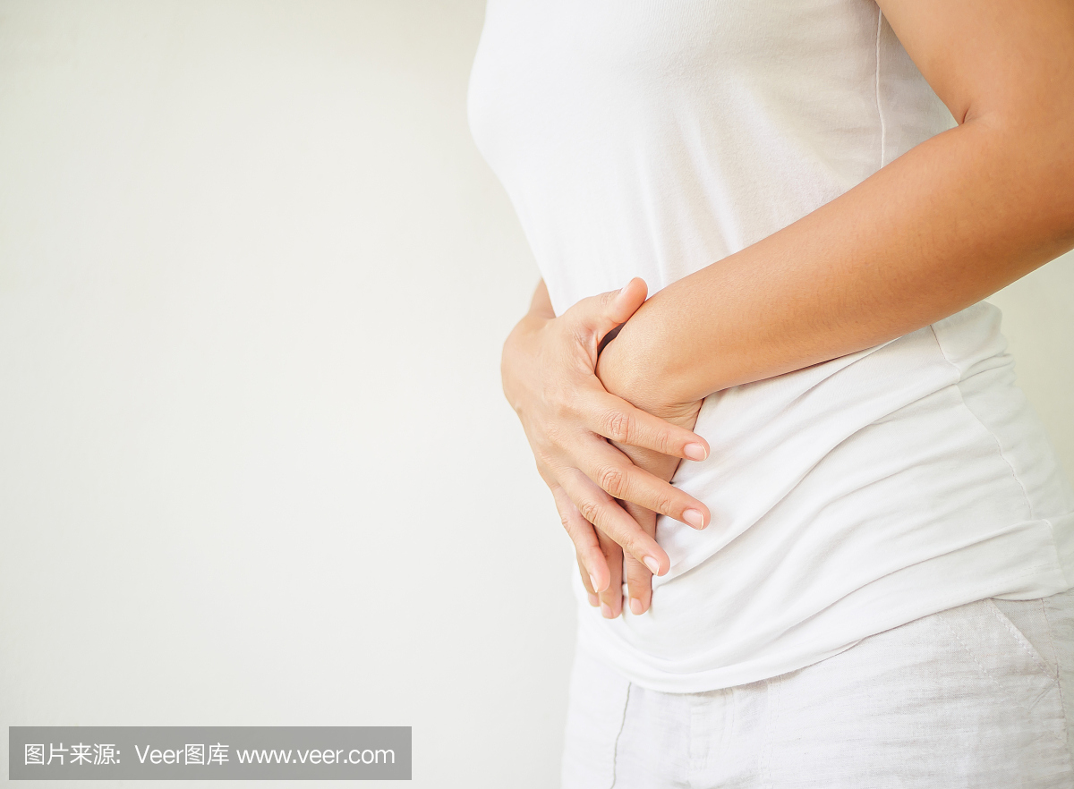 有肚子痛的妇女或者有月经的痛苦有白色背景的