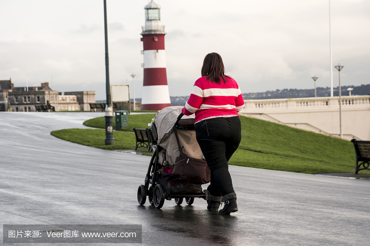 妇女在普利茅斯锄上推婴儿车