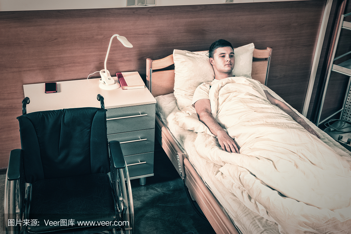 躺在病床上的年轻男性病患者躺在医院病房里的