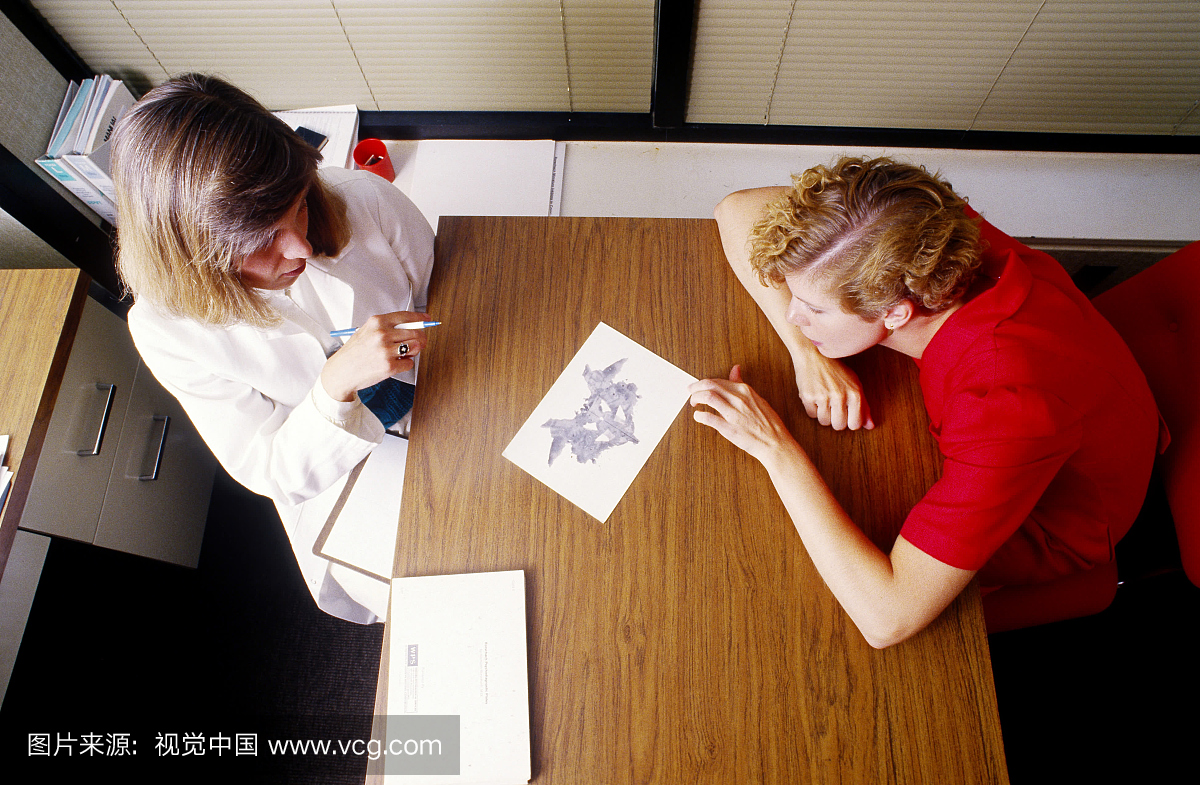 心理辅导员向女性提供Rorsach墨水印迹测试
