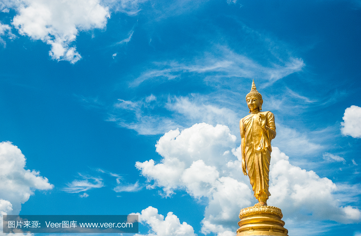 大金色的菩萨雕像与蓝天,泰国