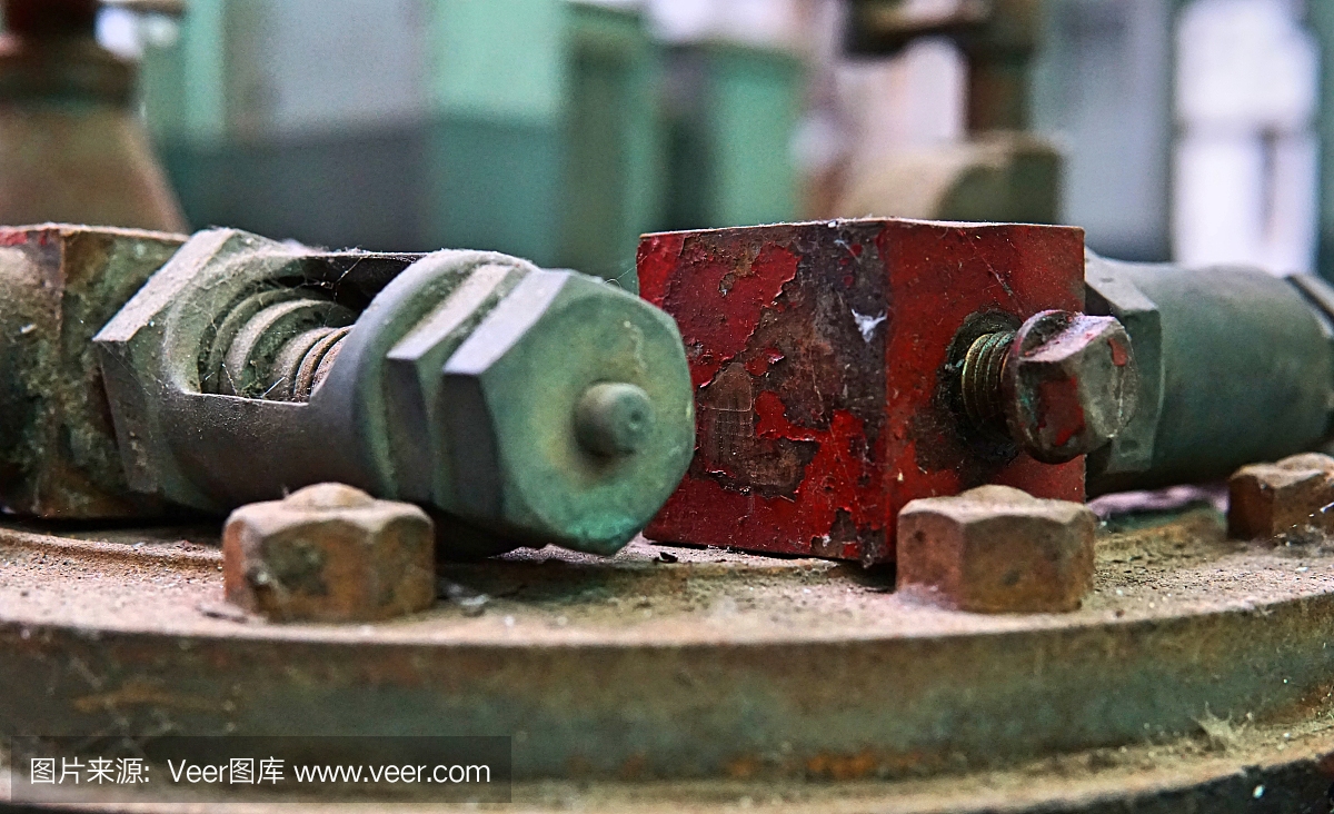 旧机齿轮与几个螺丝尺寸的图像。放弃工厂遗留