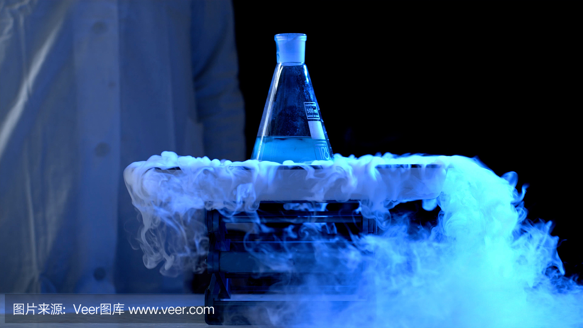 瓶子和液氮在实验室里。化学实验。烧瓶用水和