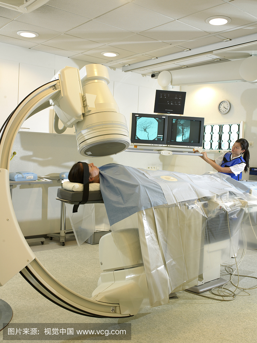 由女性技术员操作的放射学机构的女性患者