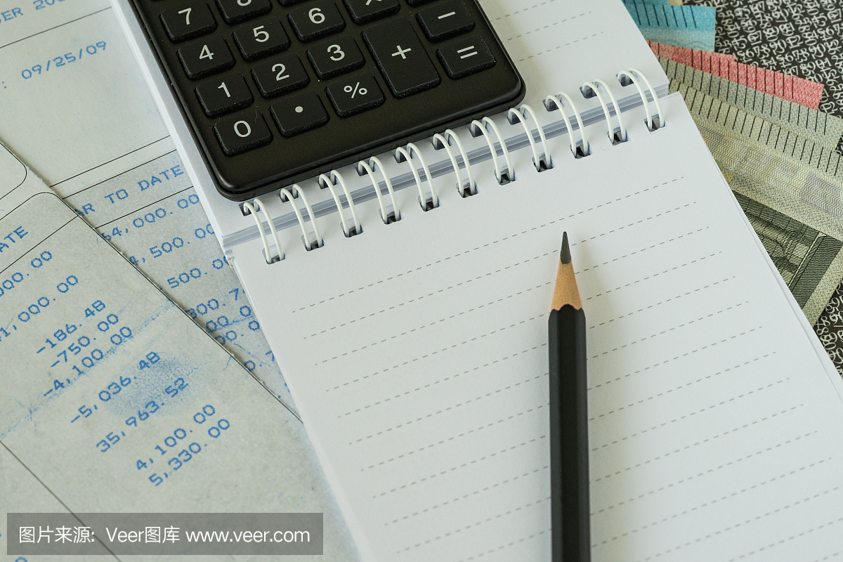 财务办公室工资税计算或审查概念与黑色计算器