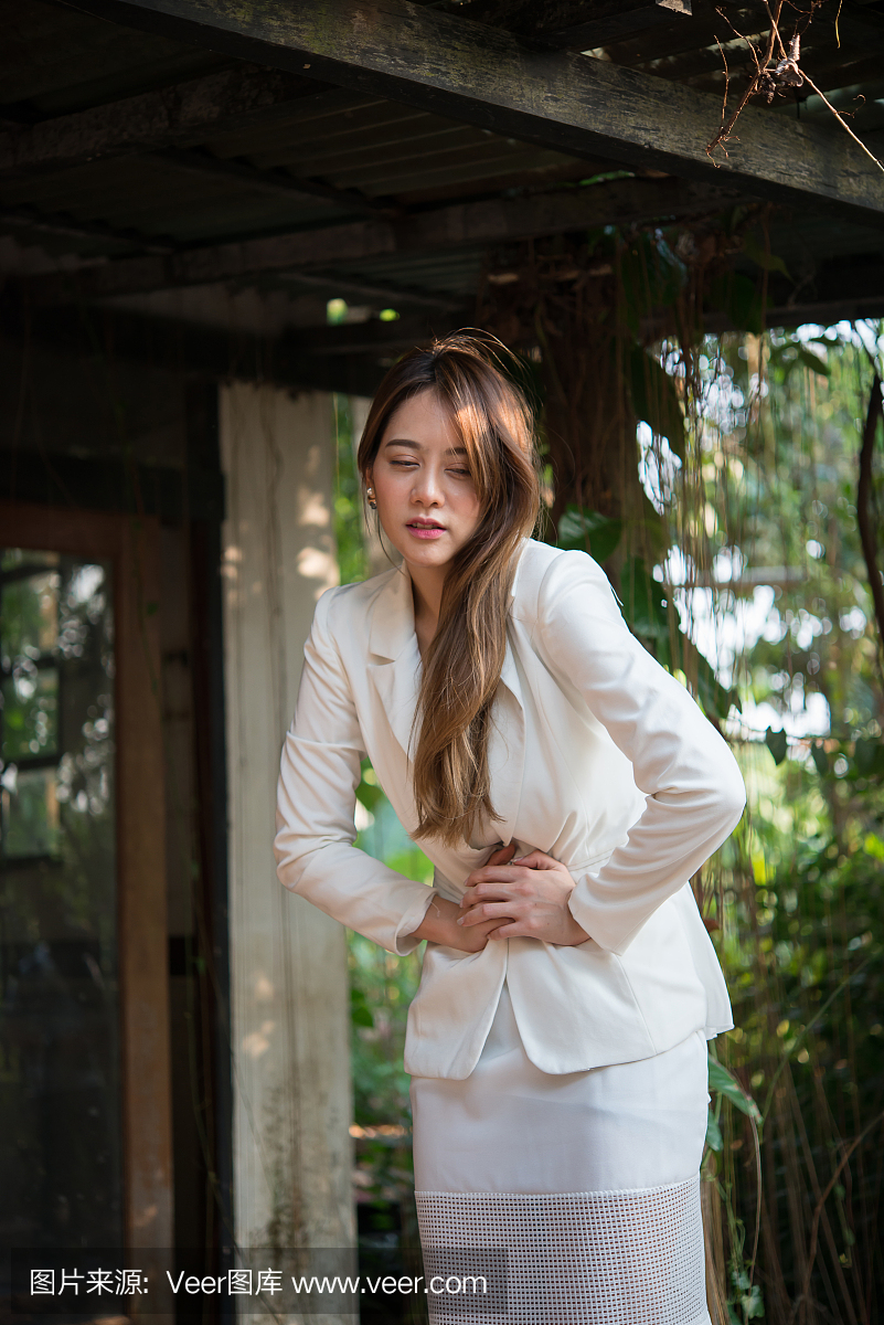 强壮的肚子疼的女商人。