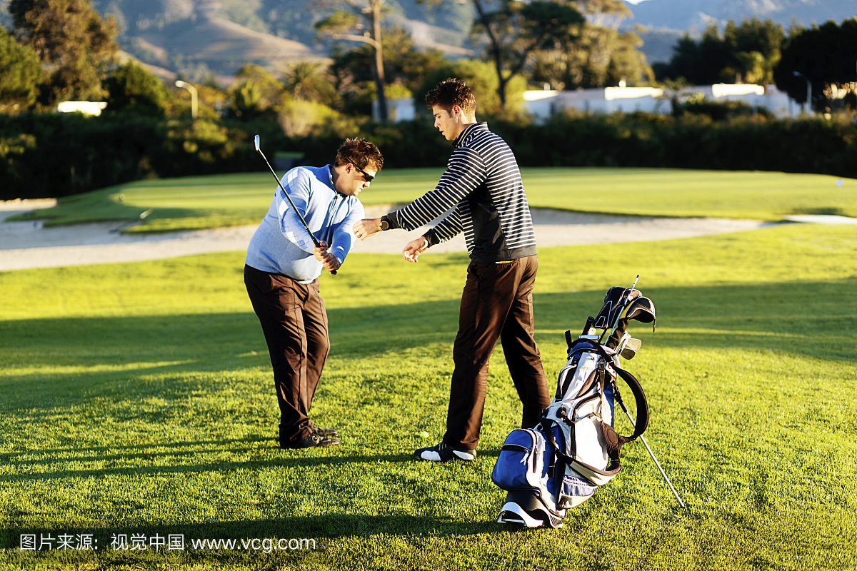 高尔夫课程:年轻教练纠正高尔夫球手的挥杆