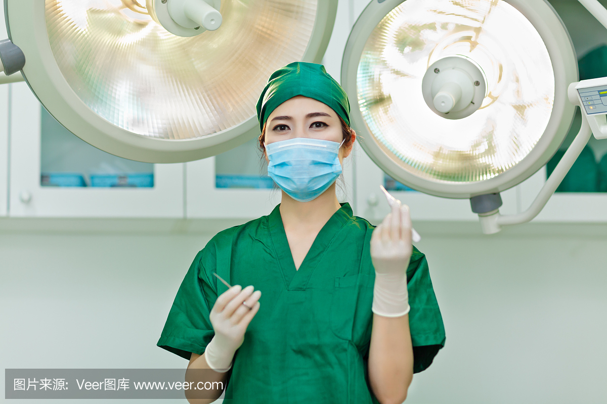 女外科医生在手术室的肖像