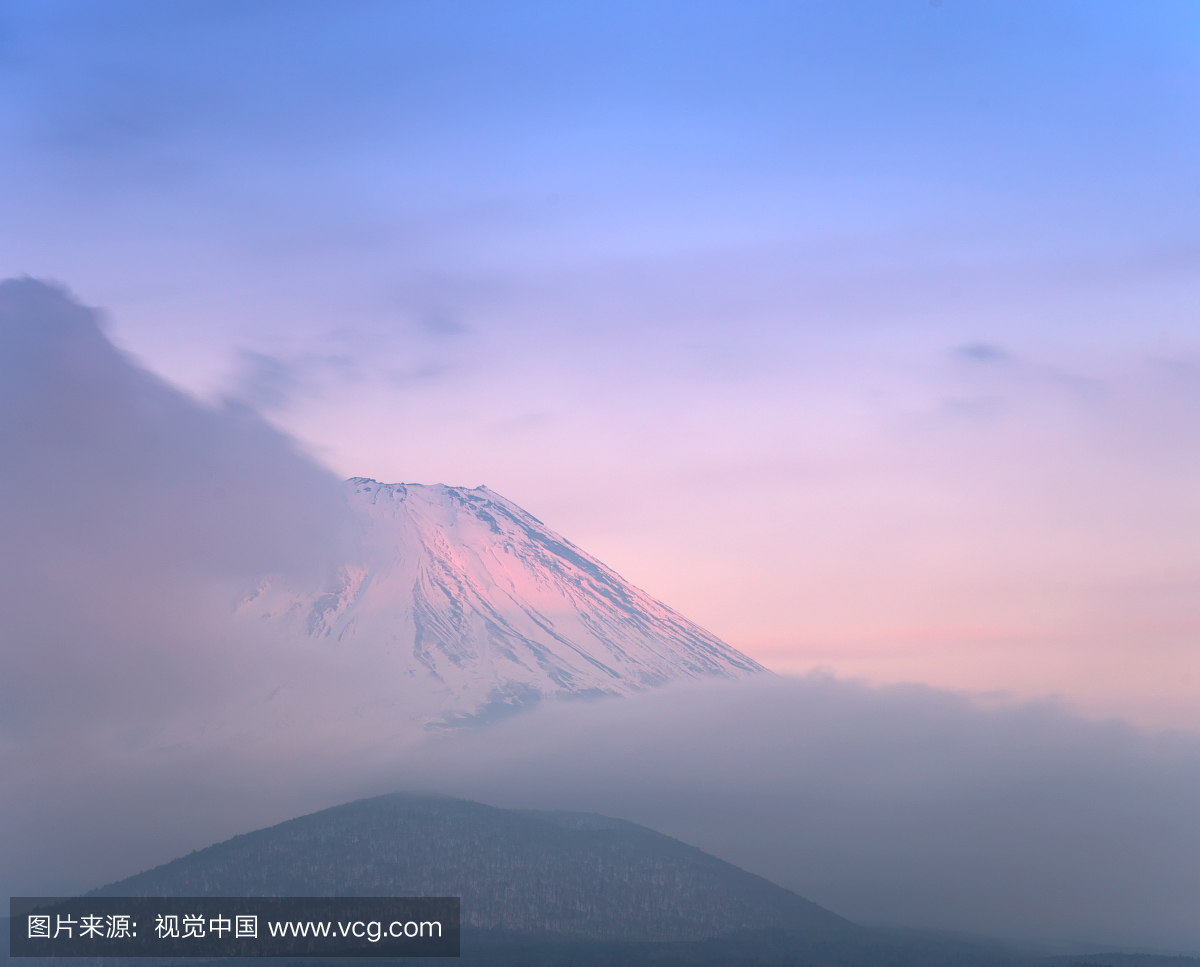 日落在富士山与阴天,山梨县,日本