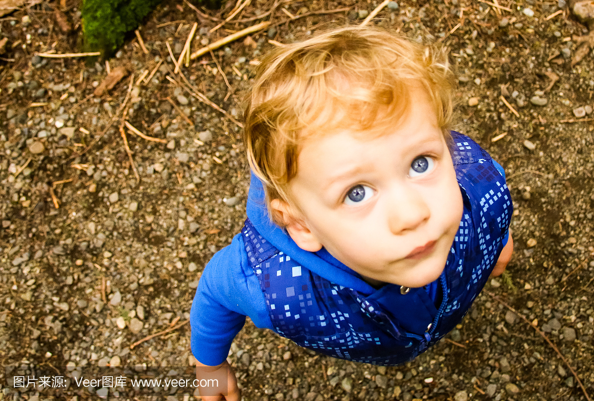 蓝眼睛的小孩喜欢自然徒步旅行