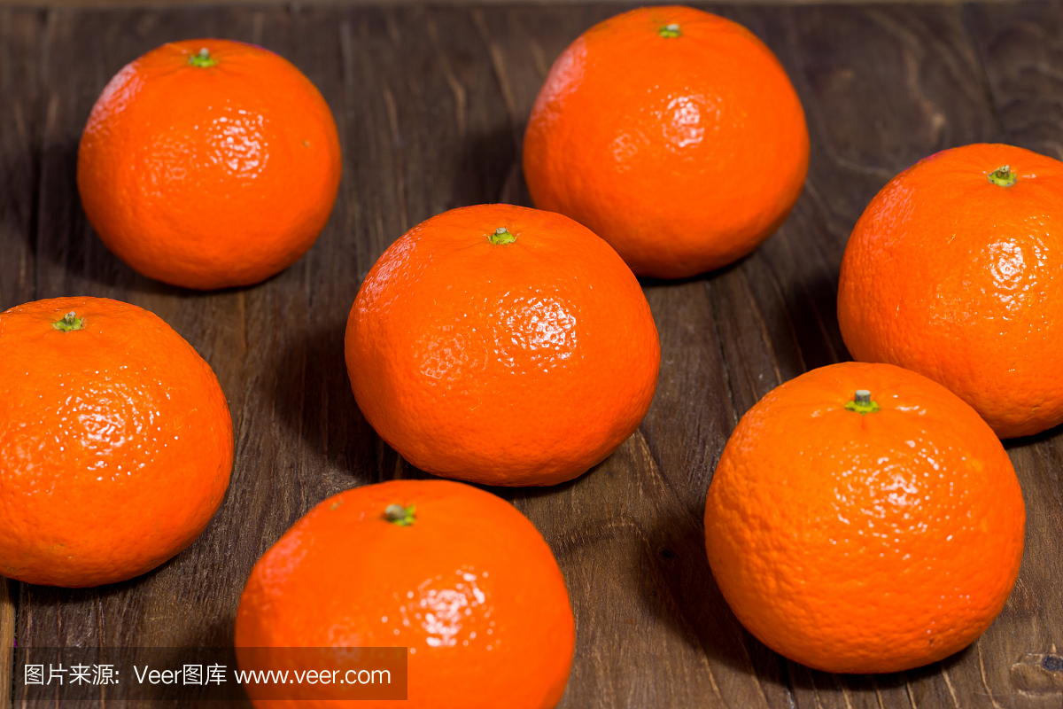 在木桌上,宏的七个组织的橘子的组成