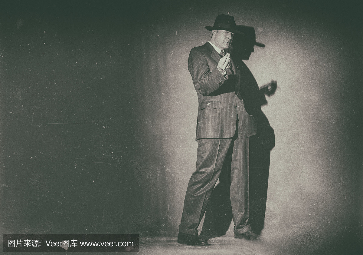 电影黑人的仿古黑白照片戴着西装和帽子。吸烟