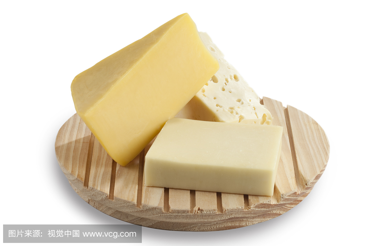 奶酪块在切菜板上
