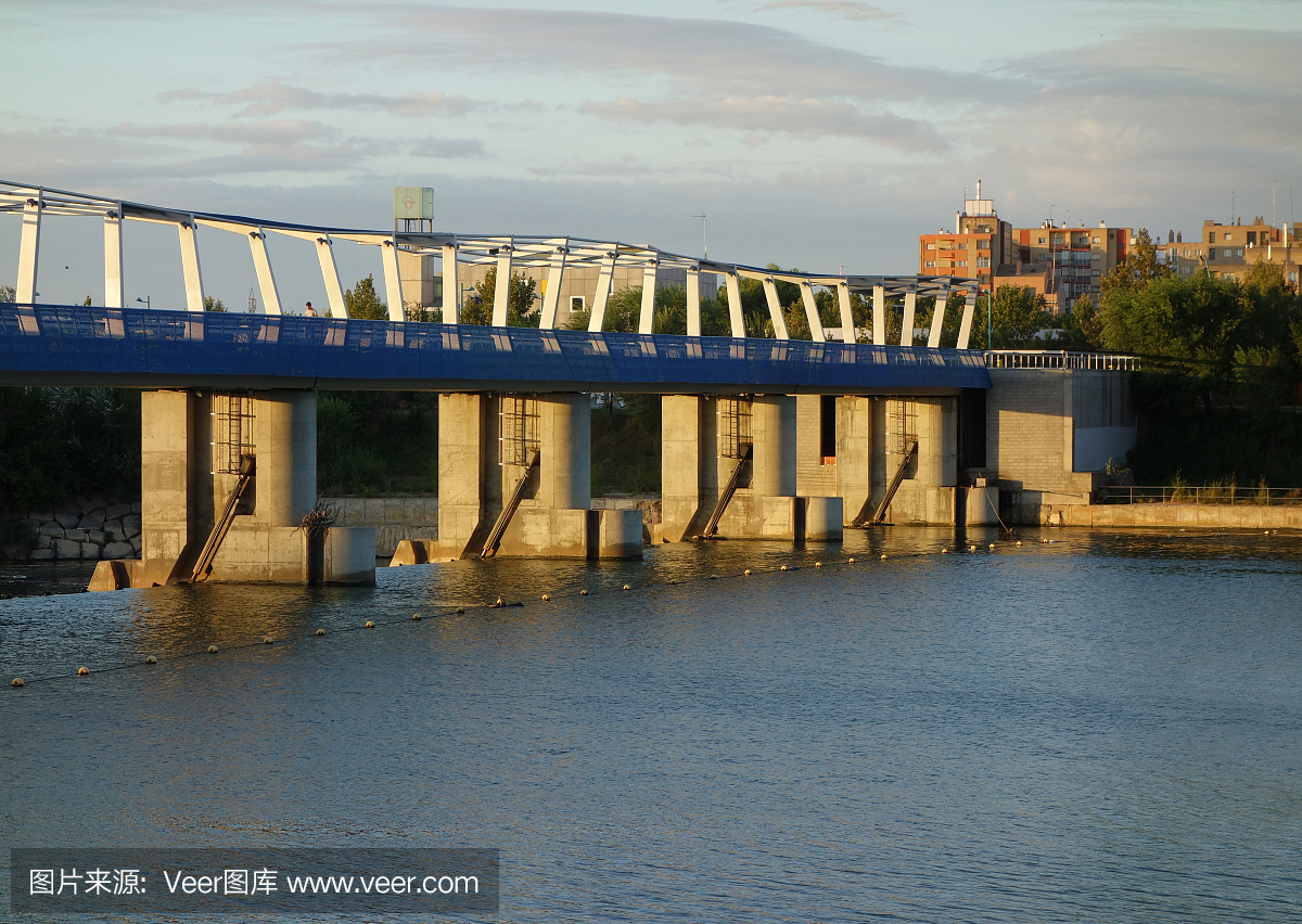 堰在埃布罗河上部的日出,萨拉戈萨上部的下部
