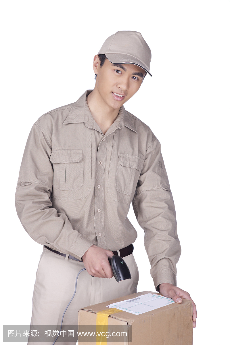 一个穿着工作服使用扫码器的青年快递员