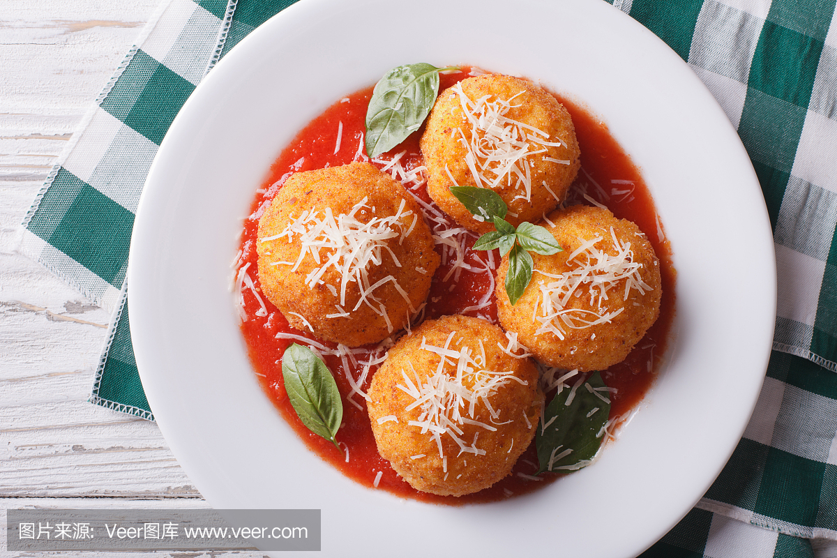 油炸arancini米球与番茄酱特写镜头。横