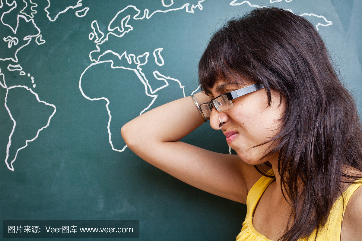 印度女孩拉头发在前面手绘世界地图