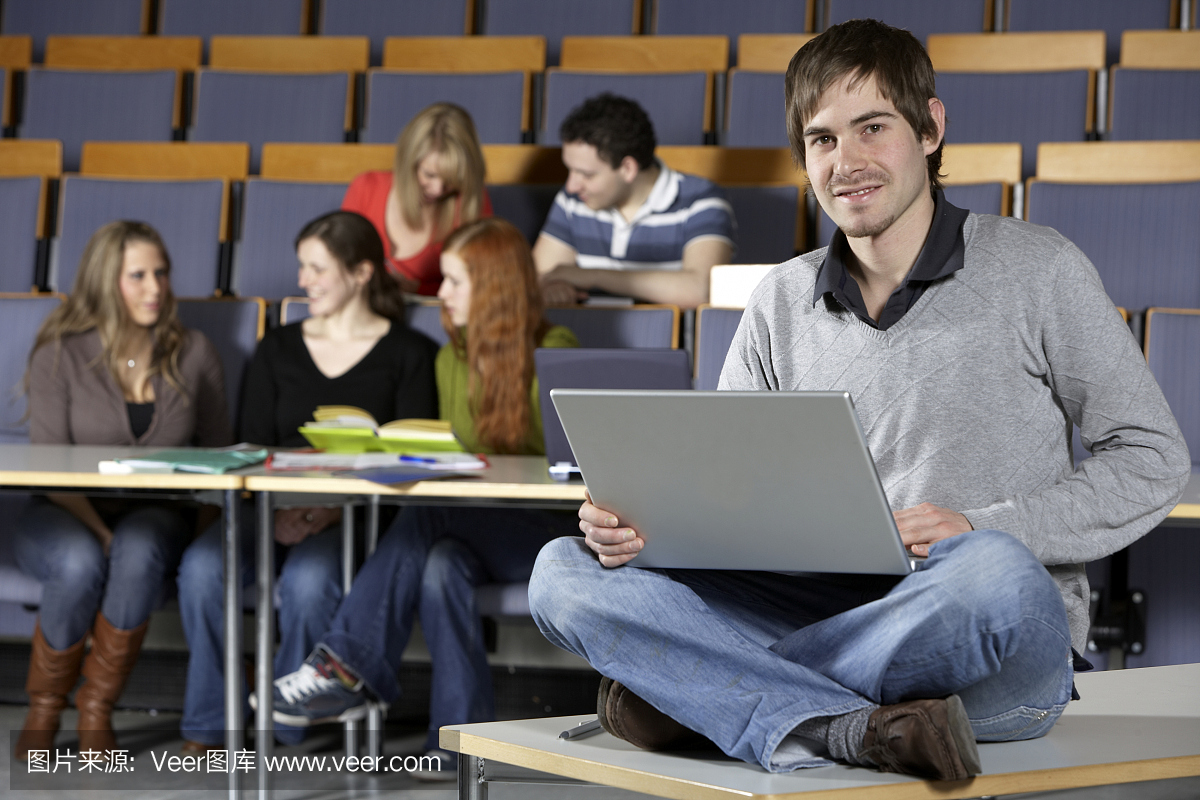 一群女人中间的一个男人,多女一男,被美女环绕