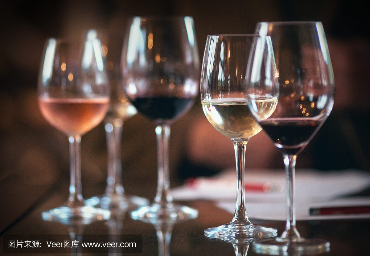 W不同种类的葡萄酒。