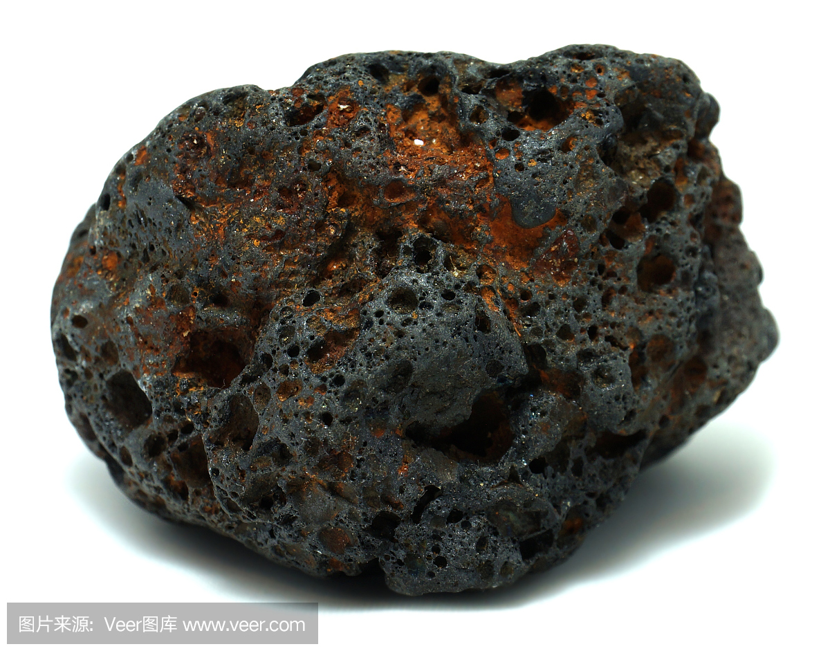 在白色背景上的红色黑色火山玄武岩岩石
