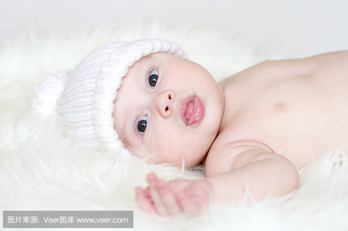 可爱的宝宝年龄4个月在白色针织帽子