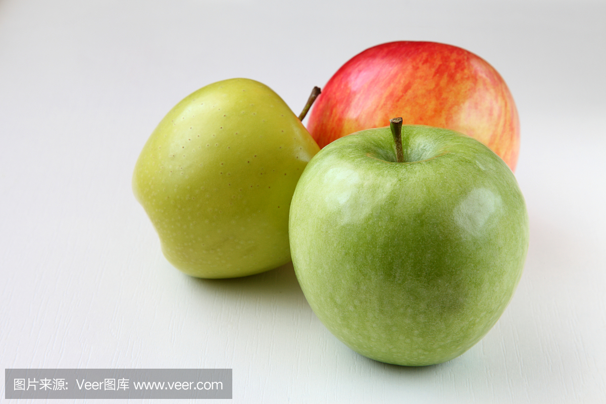三个苹果在桌子上