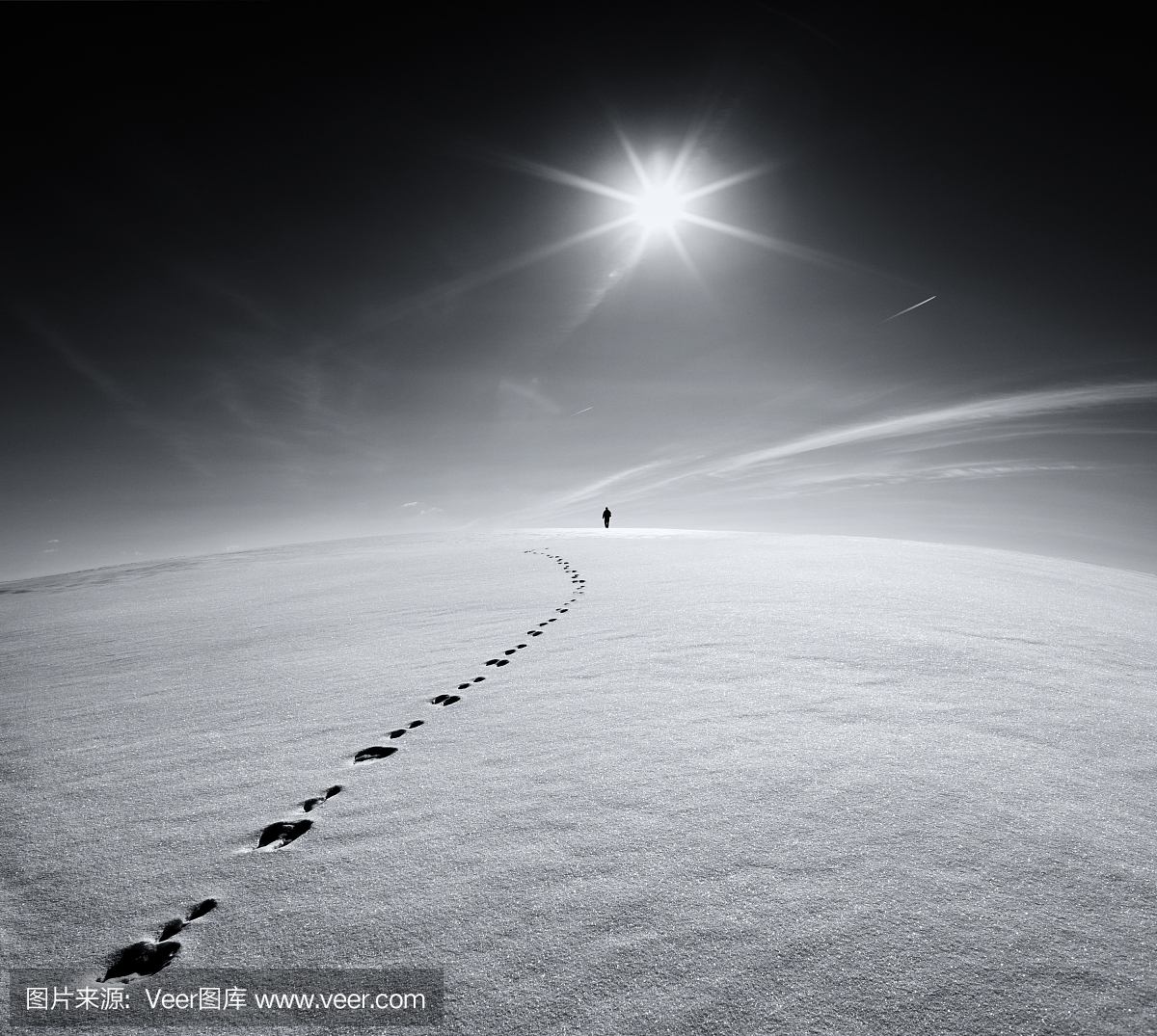 男人。不同寻常的人孤独的男人走在雪地上的田