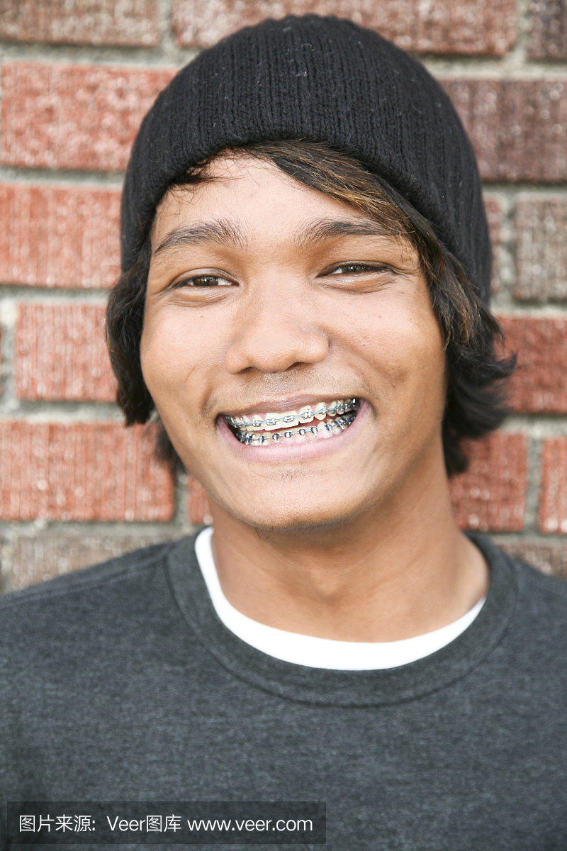 愉快看起来年轻的混合种族的人